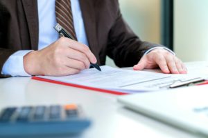 Courtier ou banque pour un prêt immobilier : quelles différences et qui choisir ?